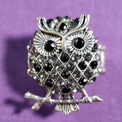 Anillo elástico Owl On A Branch, tono plata, pedrería transparente negro y ahumado Foto 1 de 4