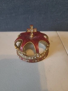 CORONA DE METAL ESMALTE ROJO Y PEDRERÍA BRILLANTES CON CRUZ EN ESTANTE SUPERIOR DECORACIÓN DE ESCRITORIO - Imagen 1 de 4