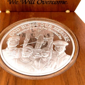 11 de septiembre de 2001 Comm "DIOS BENDIGA A NUESTROS HÉROES" Moneda de Plata Pura .999 Estuche de Madera 279/500 - Imagen 1 de 6