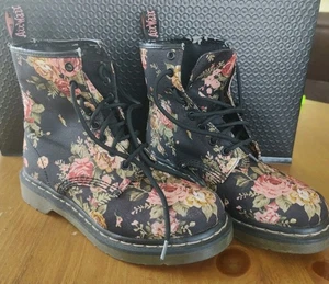 Botas de lona Dr. Martens talla USL Shoreditch AirWair AW004 negras con estampado floral  - Imagen 1 de 12