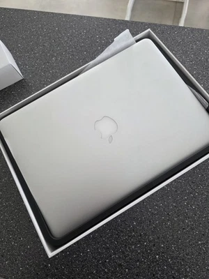 Apple MacBook Air 13 Zoll A1466, I5, 120 GB SSD, 8 GB RAM, Monterey, Anfang 2015 - Bild 1 von 3