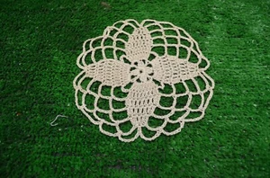 ANCIEN NAPPERON BRODE CROCHET DECOR DE TABLE CANDÉLABRE CHEMINÉE CENTRE - Picture 1 of 1