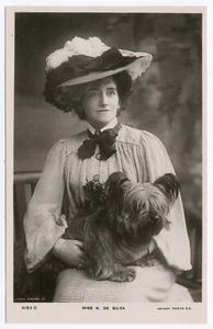 SKYE TERRIER EDWARDIAN DAMEN SCHAUSPIELERIN ALTER HUND FOTO POSTKARTE - Bild 1 von 2