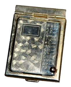 Mini diapositiva calendario guía de direcciones teléfono tono dorado estuche de metal sin usar vintage 1955 - Imagen 1 de 7