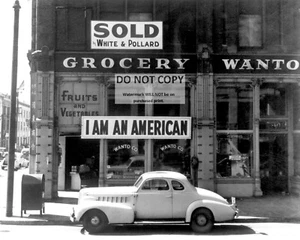 1942 PHOTO OF SIGN READING "I AM AN AMERICAN" DOROTHEA LANGE 8X10 PHOTO (MW564) - Picture 1 of 1