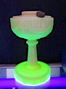 ALADDIN LINCOLN DRAPE OIL LAMP PINK ALACITE URANIUM +++ GLOWS BRIGHTLY!!!!!! - Picture 1 of 16