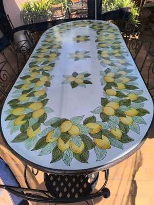 Tavolo in pietra lavica dell'etna dipinto a mano con base in ferro e 10 sedie - Immagine 1 di 3