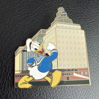 Walt Disney Studio Lote Centro de Empleados Pato Donald ABC Edificio Misterio Prendedor LR Foto 1 de 2