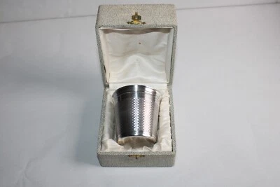 Ancienne timbale en métal argenté guilloché, en coffret, hauteur 7.6 cm - Photo 1/4