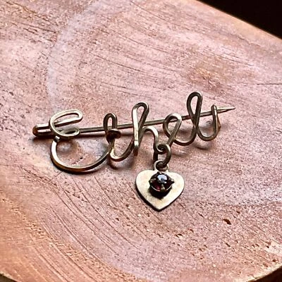 1,5-дюймовая антикварная винтажная заколка с надписью ETHEL Monogram из золотой проволоки с рубиновым чипом в виде сердца - Изображение 1 из 2