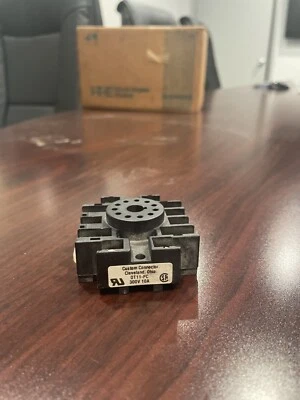 27E892 (11 Pin Octal Relay Base) - Image 1 of 2