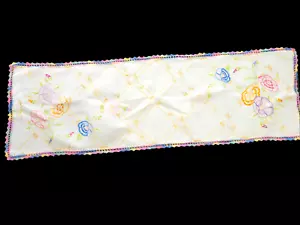 Vintage Kommode Deckchen cremeweiß bunt bestickt Blumen Häkelborte 38"x12" - Bild 1 von 10