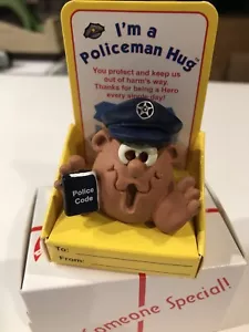 "I'm a Policeman Hug" - Figurina da collezione The Hug Factory nuova con scatola prezzo speciale - Foto 1 di 8