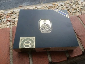 Fondazione Aksum Puro Scatola vuota per sigari in legno 8,75" x 7,25" x 1,75" - Foto 1 di 5