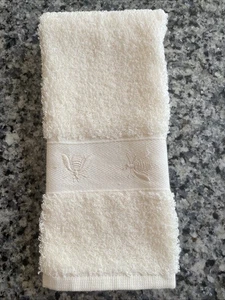 Toalla de mano con abejorros bordados de Pamela Kline crema decoración de diseñador - Imagen 1 de 11
