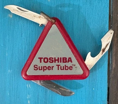 De colección Toshiba Super Tubo Rojo LLAVERO TRIÁNGULO Cuchillo Abridor Uña Multi HERRAMIENTA Foto 1 de 4