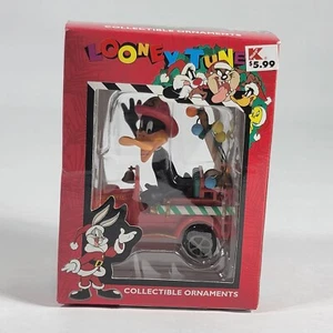  Vintage 1997 Looney Tunes Warner Bros. - Daffy Duck Fire Truck Ornament  - Bild 1 von 15