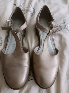 CLARKS 'TAYLOR PALM' GOLD METALIC T-BAR LEATHER SHOES SIZE 6 D /39.5 used - Picture 1 of 2