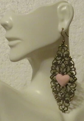 Pendientes colgantes largos de bronce recortados de 3 1/2" de largo 3-D centro corazón rosa Foto 1 de 3