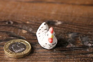 Linda figura de cerámica pintada a mano pequeña blanca de pollo animales miniatura exterior  - Imagen 1 de 6