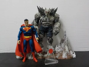 G 312 McFarlane DC Multiverse Batman Earth 1 Devastator Doomsday vs Superman - Picture 1 of 4