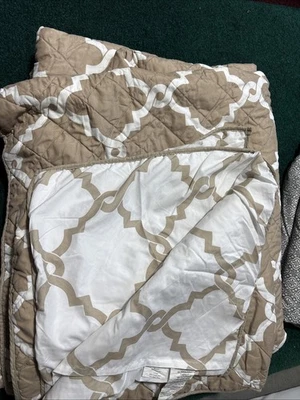 Edredón reversible con estampado blanco y tostado talla king y dos fundas Foto 1 de 3