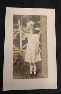 POSTAL AZO RPPC Chica Victoriana con Arco Grande y Columpio - Imagen 1 de 2