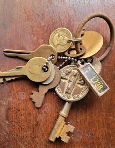 Grandpa's Old 1954 Pontiac Car Keys skeleton key ring 1888 President Token Medal - Picture 1 of 11