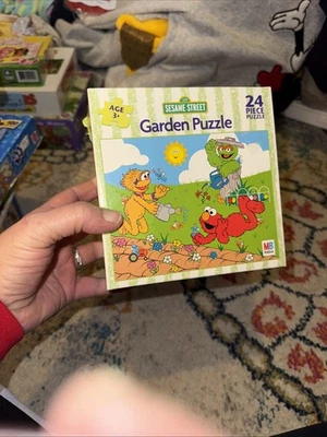 Rompecabezas Milton Bradley Sesame Street Garden 2003 24 piezas Elmo Oscar Zoe Foto 1 de 3