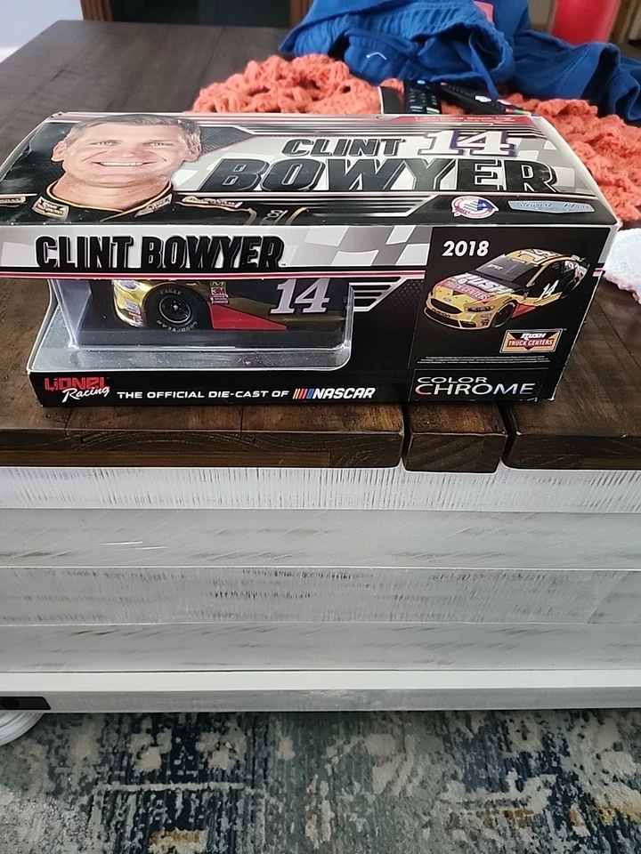 Coche de stock Clint Bowyer escala 1/24 Foto 1 de 4