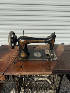 Antigua máquina de coser Singer modelo No. 10816964 con soporte y cubierta 1911 - Imagen 1 de 11