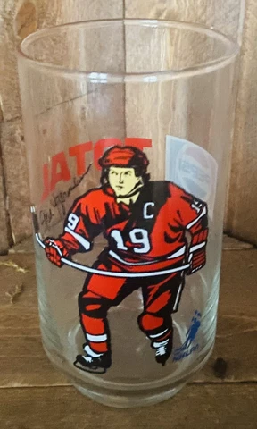 Steve Yzerman’ Pepsi / Esso “Detroit Red Wings NHL ‘Drinking Glass 5 In X 2.5 In Cover