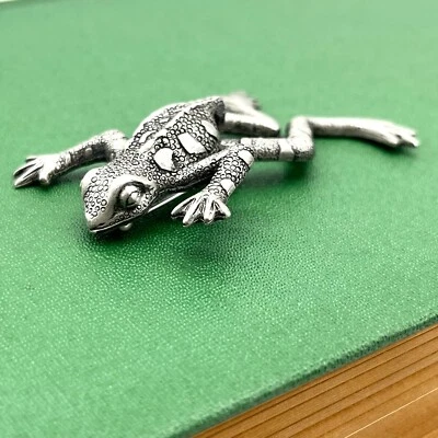 JJ 青蛙胸针胸针银色锡质纹理摆动腿动物珠宝首饰 — 第 1/4 张图片