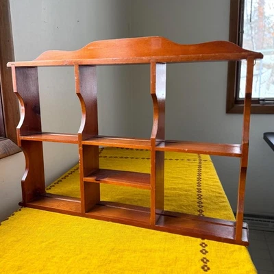 Estante de exhibición colgante de pared de madera vintage Foto 1 de 4