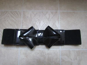 Cinturón elástico negro vintage con lazo de vinilo - Imagen 1 de 14