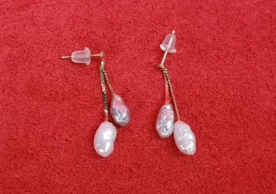 Pendientes colgantes de perlas de arroz blancas y grises con cadena serpentina de oro de 14K con marca Foto 1 de 4