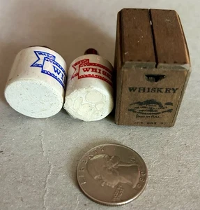 Scatola whisky vintage scala 1:12 e 2 brocche per casa delle bambole - Foto 1 di 3