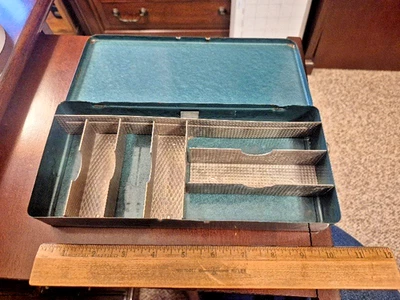 Aparejo de metal verde vintage, almacenamiento, tapa de caja se cierra apretado muy bueno 10 X 4 X 2" Foto 1 de 4