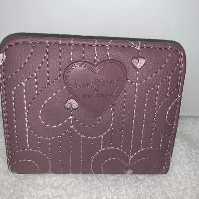 ¡Nuevo! Cartera Betsey Johnson Snap Solapa Corazones Púrpura Costura Amor 💜 Foto 1 de 4