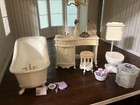 Maison de poupée miniature - salle de bain victorienne blanche ensemble de 4 pièces baignoire toilette tabouret vanité