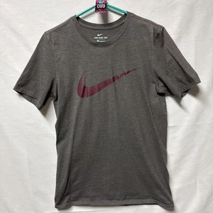 The Nike Tee Nike weinrot Swoosh Logo grau T-Shirt Größe Erwachsene Small - Bild 1 von 6