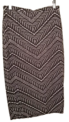 Saia Matty M Feminina Pequena Preta e Branca Elástica Forrada na Cintura Geo Design - Imagem 1 de 4