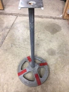 Máquina expendedora de goma Ford antigua pátina con soporte de hierro con soporte de montaje - Imagen 1 de 3
