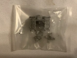 ESCRITORIO Y SILLA DE OFICINA ARTTISTA / SELLEY CON MÁQUINA DE ESCRIBIR? PIEZA DETALLE ESCALA O - Imagen 1 de 2