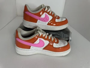 Nike Air Force 1 Bajo Día de San Valentín Cuero Tenis Niños Talla 2 Rojo Rosa Blanco - Imagen 1 de 8