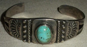 VINTAGE NAVAJO TURQUOISE STERLING SILVER BRACELET GREAT CLASSIC STAMPWORK vafo - Picture 1 of 8