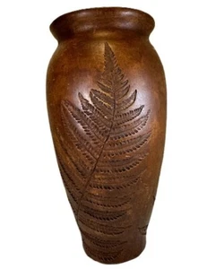 Dekorative braune Vase mit eingeschnittenem/gepresstem Farn Dekoration 10,75" x 4,75" - Bild 1 von 4
