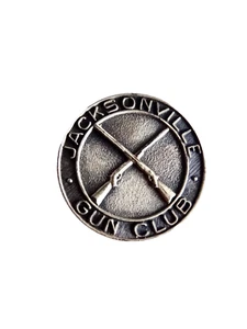 jACKSONVILLE GUN CLUB GEKREUZTE GEWEHRE SILBERFARBEN METALL TASCHENANHÄNGER VINTAGE neocurio - Bild 1 von 5