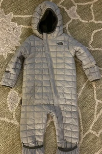 The North Face Baby ThermoBall Bunting pezzo unico - grigio, taglia 12-18 mesi usato in ottime condizioni! - Foto 1 di 5