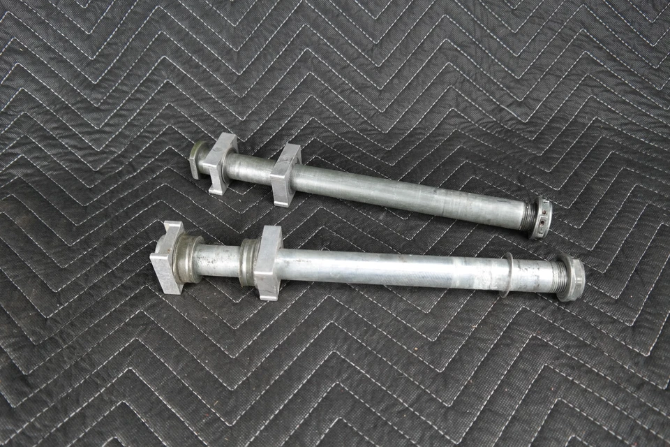 Eixo de roda traseira 2004-2008 APRILIA RSV 1000R - B045422 SB17 - Imagem 1 de 4